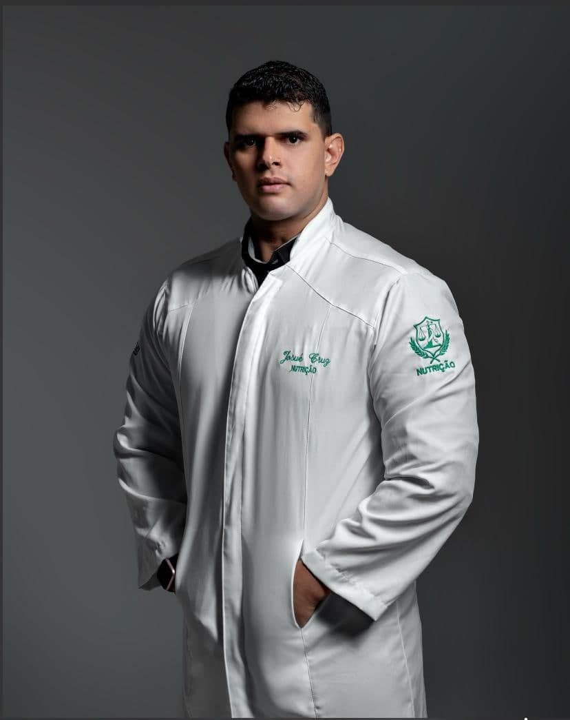 Josué Cruz com jaleco de nutrição